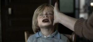 Το βίντεο που καθηλώνει: Καρέ-καρέ πώς μετακινείται το πρόσωπο ενός παιδιού μετά από ένα χαστούκι